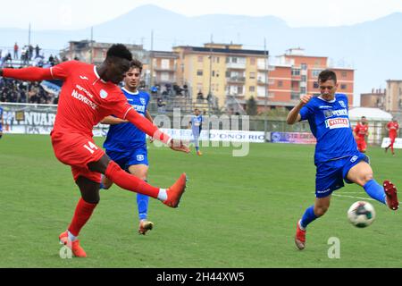 Pagani, Italie.31 octobre 2021.Pagani, Salerne, Italie - 30 octobre 2021 :Joseph Ekuban (14) de Virtus Francavilla dans un match de contraste avec un joueur de Paganese pendant le match du championnat italien de football, Serie C, girone c, douzième jour, Paganese vs Virtus Francavilla.Résultat final Paganese - Virtus Francavilla 2 - 1 (photo de Pasquale Senatore/Pacific Press) Credit: Pacific Press Media production Corp./Alay Live News Banque D'Images