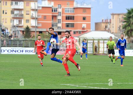 Pagani, Italie.31 octobre 2021.Pagani, Salerne, Italie - 30 octobre 2021 : Giuseppe Guadagni (26) Paganese en contraste avec Alessandro Caporale (17) de Virtus Francavilla pendant le match du championnat italien de football, Serie C, groupe C, douzième jour, Paganese contre Virtus Francavilla.Résultat final Paganese - Virtus Francavilla 2 - 1 (photo de Pasquale Senatore/Pacific Press) Credit: Pacific Press Media production Corp./Alay Live News Banque D'Images