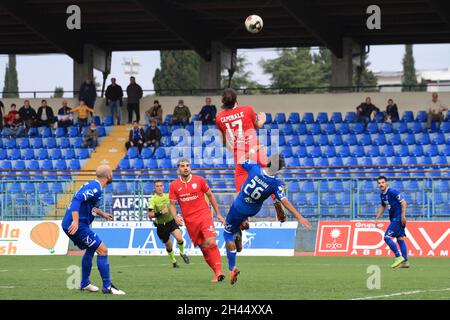 Pagani, Italie.31 octobre 2021.Pagani, Salerne, Italie - 30 octobre 2021 : Giuseppe Guadagni (26) Paganese en contraste avec Alessandro Caporale (17) de Virtus Francavilla pendant le match du championnat italien de football, Serie C, groupe C, douzième jour, Paganese contre Virtus Francavilla.Résultat final Paganese - Virtus Francavilla 2 - 1 (photo de Pasquale Senatore/Pacific Press) Credit: Pacific Press Media production Corp./Alay Live News Banque D'Images