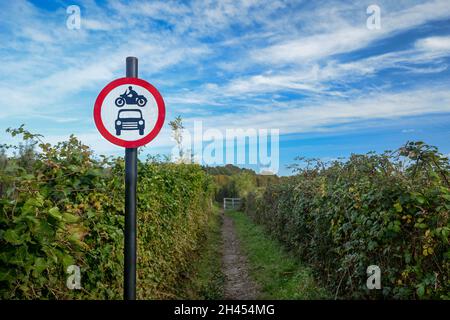 Signalisation sur le sentier rural indiquant que les motos et les voitures sont interdites. Banque D'Images