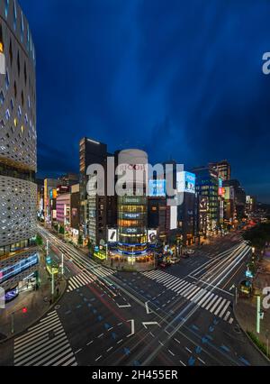 tokyo, japon - 05 2021 juillet : ciel nocturne sur le carrefour lumineux de Ginza 4-Chome, à la jonction des rues Chuo et Harumi avec les nissan Banque D'Images