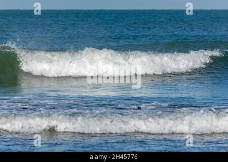 Vagues au large de la Düne, île d'Heligoland, Schleswig-Holstein, Allemagne Banque D'Images