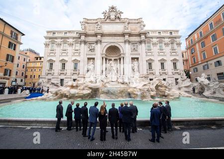 Rome, Italie.31 octobre 2021.Les dirigeants mondiaux jettent des pièces de monnaie dans la fontaine de Trevi devant le Palazzo poli lors de la réunion du sommet du G20 le 31 octobre 2021 à Rome, en Italie.Jeter une pièce dans la fontaine est considérée bonne chance et est un rituel suivi par chaque visiteur.Credit: G20 Italia/G20 Italia/Alamy Live News Banque D'Images