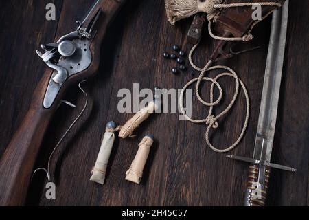 ancienne mousquet de flintlock du xviie siècle avec ballon de poudre et balles led sur terrasse en bois. Banque D'Images