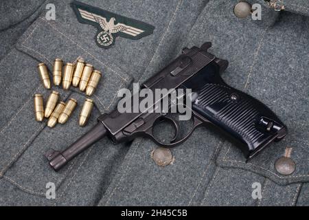 Guerre de la Seconde Guerre mondiale armée allemande nazie semi-automatique de 9 mm pistolet avec munitions sur fond gris uniforme de l'armée Banque D'Images