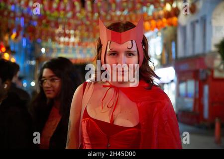Londres, Angleterre, Royaume-Uni.31 octobre 2021.Les gens marchent dans la rue avec des costumes d'Halloween à Londres le 31 octobre 2021.Crédit : nouvelles Aslim/ZUMA Wire/Alay Live Banque D'Images