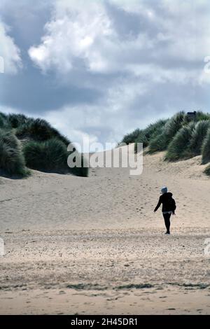 femelle solitaire marchant dans des dunes de sable à l'ovaire de burnham au nord de norfolk en angleterre Banque D'Images