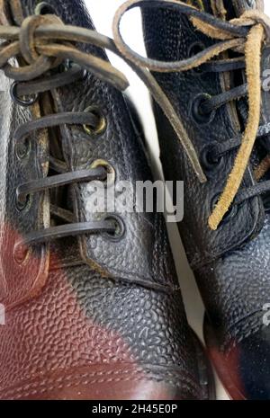 paire de chaussures de travail en cuir marron lacé pour homme Banque D'Images