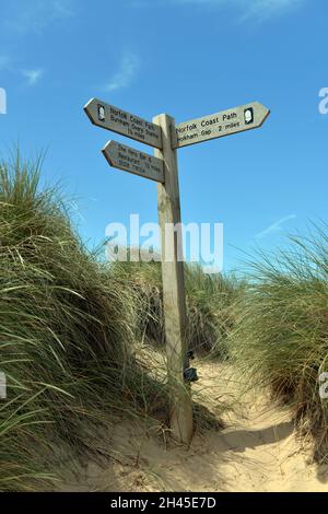 panneau en bois sur le chemin côtier nord de norfolk ovary de burnham nord de norfolk en angleterre Banque D'Images