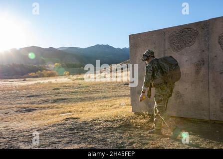 Les techniciens d'élimination des explosifs (89D) du 71e Groupe d'artillerie s'entraînent intensément pendant l'entraînement de soutien des forces d'opérations spéciales (SST) afin d'accroître la préparation de la mission et la capacité de survie dans des environnements urbains hostiles pour les déploiements futurs à fort Carson, Colorado, le 29 octobre 2021.(É.-U.Photo de l'armée par le Sgt.Apolonia Gaspar) Banque D'Images