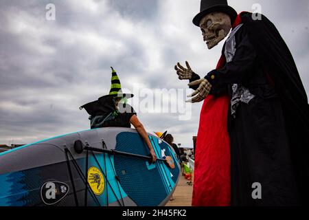 West Hills, Californie, États-Unis.31 octobre 2021.Une paddle-boarder descend le quai à la deuxième édition annuelle de South Bay Witches Paddle sur Halloween à la marina de King Harbour à Redondo Beach, en Californie (image de crédit : © Jill Connelly/ZUMA Press Wire) Banque D'Images