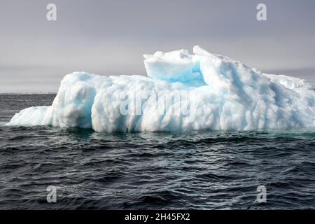 Iceberg au large de la côte du Groenland Banque D'Images