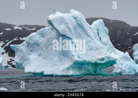 Iceberg au large de la côte du Groenland Banque D'Images