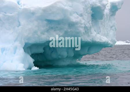 Iceberg au large de la côte du Groenland Banque D'Images