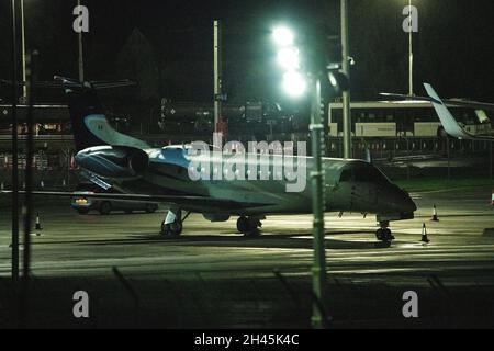 Édimbourg, Écosse, Royaume-Uni.1er novembre 2021.PHOTO : vue de nuit des chefs d'État à bord d'un avion privé sur le tarmac à l'aéroport d'Edimbourg pour la conférence COP26 sur les changements climatiques.La plupart des avions viennent d'atterrir au cours des dernières heures, notamment l'avion des premiers ministres du Canada qui a atterri au cours des 90 dernières minutes.Crédit : Colin Fisher/Alay Live News Banque D'Images