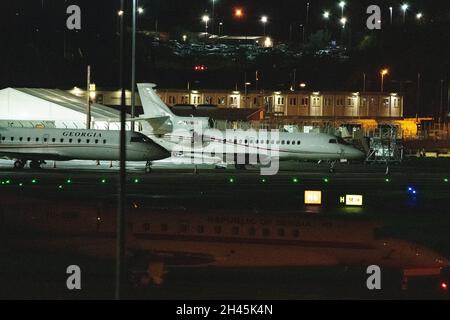 Édimbourg, Écosse, Royaume-Uni.1er novembre 2021.PHOTO : vue de nuit des chefs d'État à bord d'un avion privé sur le tarmac à l'aéroport d'Edimbourg pour la conférence COP26 sur les changements climatiques.La plupart des avions viennent d'atterrir au cours des dernières heures, notamment l'avion des premiers ministres du Canada qui a atterri au cours des 90 dernières minutes.Crédit : Colin Fisher/Alay Live News Banque D'Images