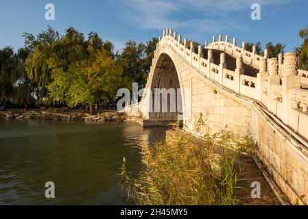 Pont de la ceinture de Jade en automne au Palais d'été, Pékin Banque D'Images