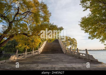 Pont de la ceinture de Jade en automne au Palais d'été, Pékin Banque D'Images