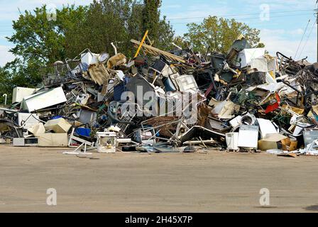 Une variété d'articles ménagers déversés par des citoyens dans un centre de recyclage et d'élimination de comté sont empilés avant d'être déplacés. Banque D'Images