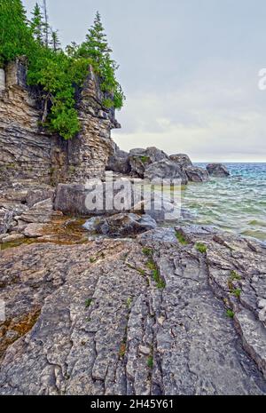 Rocky Shores sur les Grands Lacs, sur le lac Huron, dans le parc national de la Péninsule-Bruce, en Ontario Banque D'Images