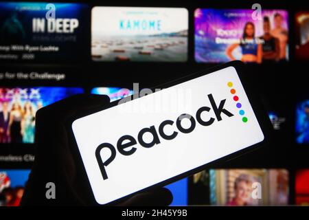 Ukraine.31 octobre 2021.Dans cette illustration, un logo Peacock d'un service de streaming vidéo américain est visible sur un smartphone.Crédit : SOPA Images Limited/Alamy Live News Banque D'Images