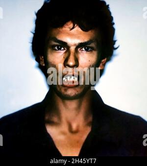 1985 , LOS ANGELES , Etats-Unis : le tueur en série sataniste RICHARD RAMIREZ ( 1960 - 2013 ), né Ricardo Leyva Munoz Ramírez , quand a été arrêté dans un coup de feu par le département de police de Los Angeles .Ramirez ' The Night Stalker ' a également été rapaliste en série , kidnappeur , molester d'enfants et cambrioleur , était un tueur américain de crache qui a tué au moins 13 personnes , du 17 mars au 31 août 1985 .Photographe inconnu .- MUG TOURNÉ - MUG-SHOT - TUEUR EN SÉRIE - portrait - ritrato - tueur en série - assassino sériale - CRONACA NERA - criminale - criminel - TUEUR EN SÉRIE - foto segnaletica della Polizia - laid bum Banque D'Images