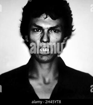 1985 , LOS ANGELES , Etats-Unis : le tueur en série sataniste RICHARD RAMIREZ ( 1960 - 2013 ), né Ricardo Leyva Munoz Ramírez , quand a été arrêté dans un coup de feu par le département de police de Los Angeles .Ramirez ' The Night Stalker ' a également été rapaliste en série , kidnappeur , molester d'enfants et cambrioleur , était un tueur américain de crache qui a tué au moins 13 personnes , du 17 mars au 31 août 1985 .Photographe inconnu .- MUG TOURNÉ - MUG-SHOT - TUEUR EN SÉRIE - portrait - ritrato - tueur en série - assassino sériale - CRONACA NERA - criminale - criminel - TUEUR EN SÉRIE - foto segnaletica della Polizia - laid bum Banque D'Images