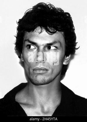 1985 , LOS ANGELES , Etats-Unis : le tueur en série sataniste RICHARD RAMIREZ ( 1960 - 2013 ), né Ricardo Leyva Munoz Ramírez , quand a été arrêté dans un coup de feu par le département de police de Los Angeles .Ramirez ' The Night Stalker ' a également été rapaliste en série , kidnappeur , molester d'enfants et cambrioleur , était un tueur américain de crache qui a tué au moins 13 personnes , du 17 mars au 31 août 1985 .Photographe inconnu .- MUG TOURNÉ - MUG-TOURNÉ - TUEUR EN SÉRIE - portrait - ritrato - tueur en série - assassino sériale - CRONACA NERA - criminale - criminel - TUEUR EN SÉRIE - foto segnaletica della Polizia - SATANISME Banque D'Images