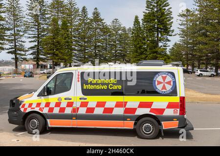 L'ambulance australienne exploitée par NSW Health à Sydney est garée à côté de la plage de Mona Vale à Sydney, en Australie Banque D'Images