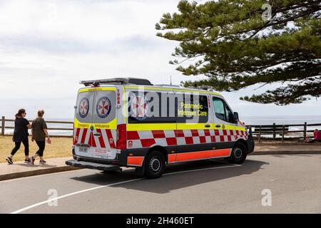 L'ambulance australienne exploitée par NSW Health à Sydney est garée à côté de la plage de Mona Vale à Sydney, en Australie Banque D'Images