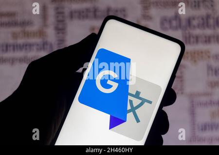 Brésil.31 octobre 2021.Dans cette illustration, le logo Google Translate s'affiche sur un smartphone.Crédit : SOPA Images Limited/Alamy Live News Banque D'Images