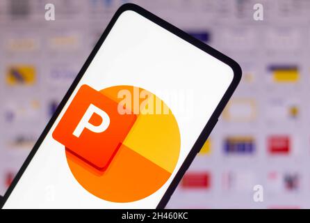 Brésil.31 octobre 2021.Dans cette illustration, le logo Microsoft PowerPoint s'affiche sur un smartphone.Crédit : SOPA Images Limited/Alamy Live News Banque D'Images