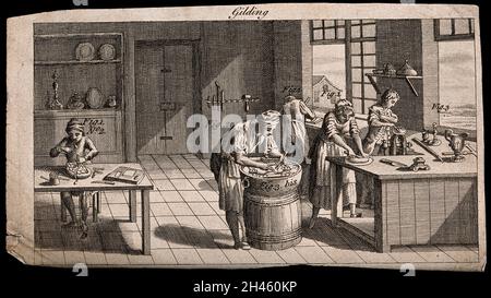 Un atelier de doré: Les gens dorant des articles avec la feuille d'or.Gravure. Banque D'Images