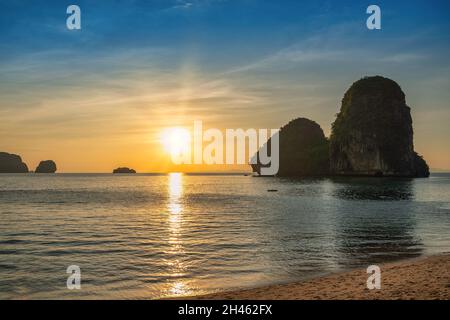 Vue sur les îles tropicales au coucher du soleil avec l'eau de mer de l'océan à Phra Nang Cave Beach, Krabi Thaïlande nature paysage Banque D'Images