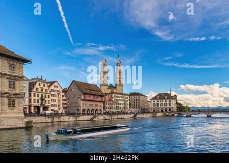 Zurich Suisse, vue sur la ville à l'église Grossmunster et au pont Munster Banque D'Images