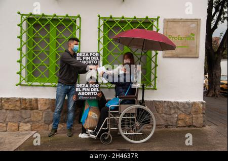 Un groupe de personnes proteste à l'extérieur de PROFAMILIA, centre de santé de planification familiale à Bogota contre la pratique des avortements en Colombie avec un signe qui se lit "prier pour que les avortements se terminent" le 30 octobre 2021. Banque D'Images