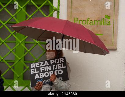 Un groupe de personnes proteste à l'extérieur de PROFAMILIA, centre de santé de planification familiale à Bogota contre la pratique des avortements en Colombie avec un signe qui se lit "prier pour que les avortements se terminent" le 30 octobre 2021. Banque D'Images