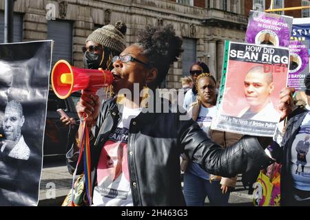 Londres, Royaume-Uni.Marcia Rigg, présidente de United Friends & Family Campaign, dirige la marche annuelle pour les personnes décédées en détention ou en prison. Banque D'Images