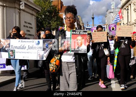 Londres, Royaume-Uni.Marcia Rigg, présidente de United Friends & Family Campaign, dirige la marche annuelle pour les personnes décédées en détention ou en prison. Banque D'Images