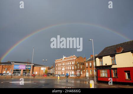 Vue panoramique sur le pub Eagle, Swan House et PC World./West offrant rond-point avec superbe arc-en-ciel dans le Lincolnshire DE BOSTON, Banque D'Images