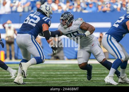 Indianapolis, Indiana, États-Unis.31 octobre 2021.Tennessee Titans défensive End Jeffery Simmons (98) se précipite contre le garde offensif des Indianapolis Colts Chris Reed (62) pendant le match entre les Tennessee Titans et les Indianapolis Colts au Lucas Oil Stadium, Indianapolis, Indiana.(Image de crédit : © Scott Stuart/ZUMA Press Wire) Banque D'Images