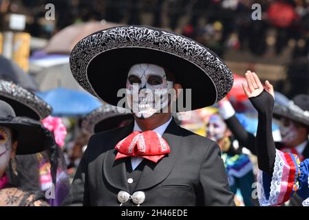 Non exclusif: Les participants participent à la Journée internationale de la mort Parade "célébration de la vie" dans le cadre de la Journée mexicaine des morts cele Banque D'Images