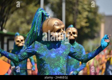 Non exclusif: Les participants participent à la Journée internationale de la mort Parade "célébration de la vie" dans le cadre de la Journée mexicaine des morts cele Banque D'Images