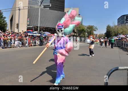 Non exclusif: Les participants participent à la Journée internationale de la mort Parade "célébration de la vie" dans le cadre de la Journée mexicaine des morts cele Banque D'Images