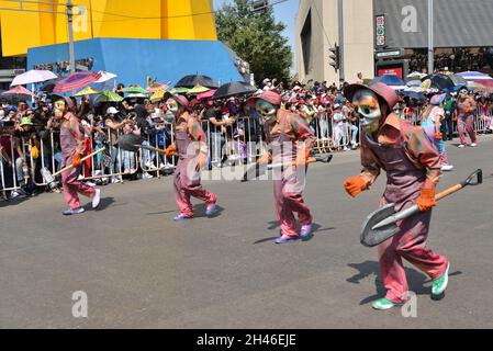 Non exclusif: Les participants participent à la Journée internationale de la mort Parade "célébration de la vie" dans le cadre de la Journée mexicaine des morts cele Banque D'Images