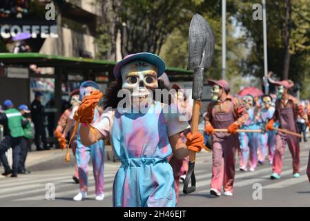 Non exclusif: Les participants participent à la Journée internationale de la mort Parade "célébration de la vie" dans le cadre de la Journée mexicaine des morts cele Banque D'Images