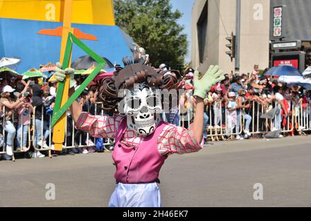 Non exclusif: Les participants participent à la Journée internationale de la mort Parade "célébration de la vie" dans le cadre de la Journée mexicaine des morts cele Banque D'Images