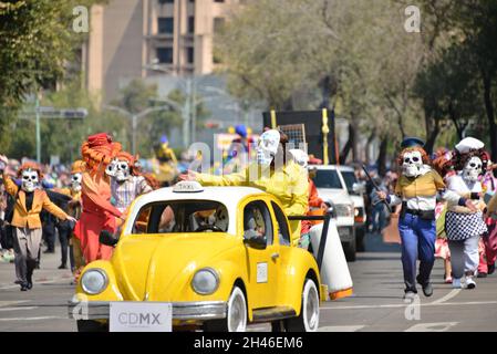 Non exclusif: Les participants participent à la Journée internationale de la mort Parade "célébration de la vie" dans le cadre de la Journée mexicaine des morts cele Banque D'Images