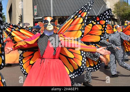 Non exclusif: Les participants participent à la Journée internationale de la mort Parade "célébration de la vie" dans le cadre de la Journée mexicaine des morts cele Banque D'Images