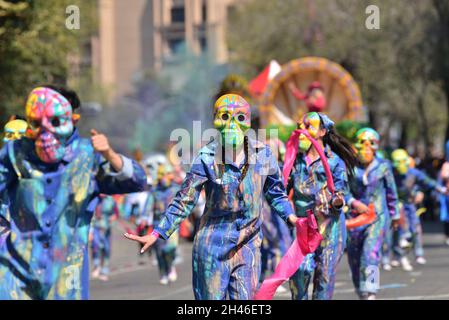 Non exclusif: Les participants participent à la Journée internationale de la mort Parade "célébration de la vie" dans le cadre de la Journée mexicaine des morts cele Banque D'Images